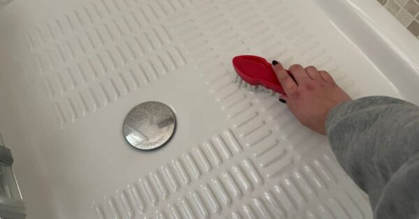 Perché il tappetino della doccia diventa scuro sotto e il trucco per farlo tornare nuovo