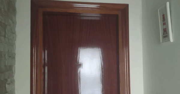 Il metodo per pulire le porte in legno senza fare danni