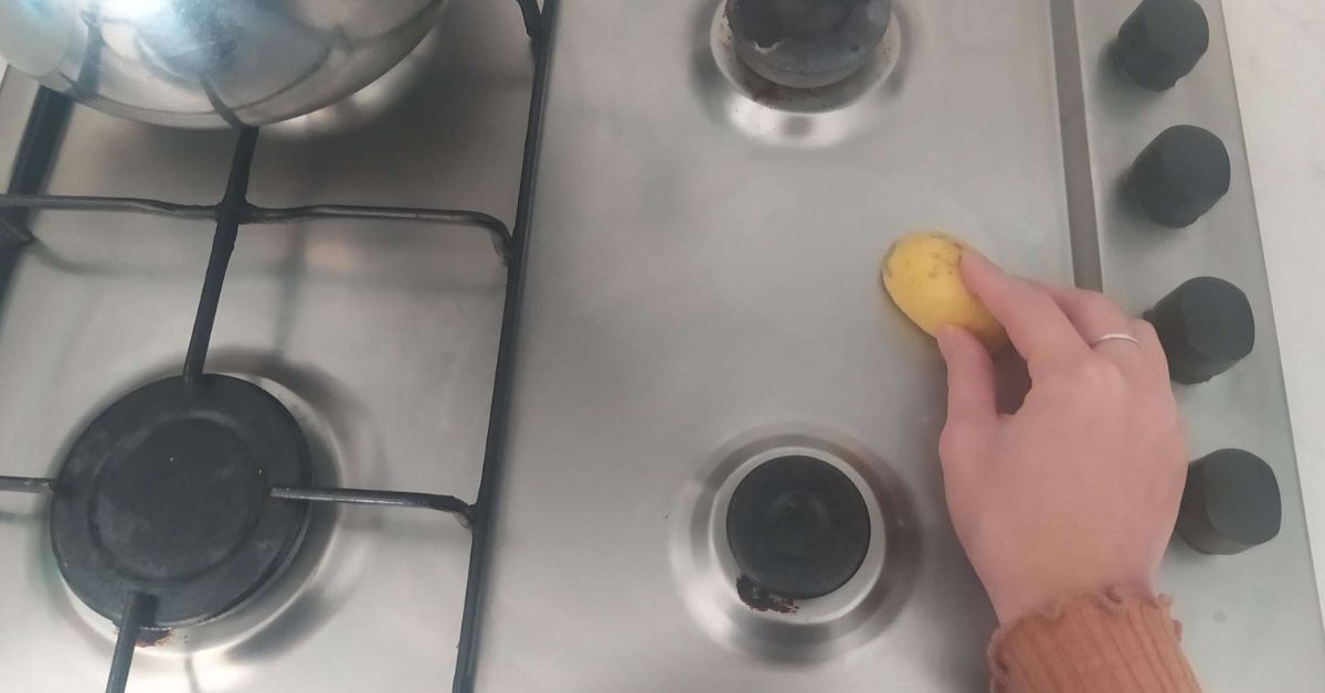 Il trucco della patata per pulire l’acciaio Il trucco della patata per pulire l’acciaio