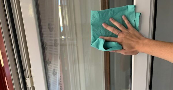 Il metodo del tè per far brillare i vetri senza usare detersivi