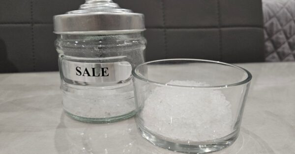 Il motivo per gettare una manciata di sale grosso nel water ogni sera