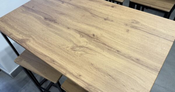 Il trucco del phon per eliminare gli aloni bianchi di calore dal tavolo in legno