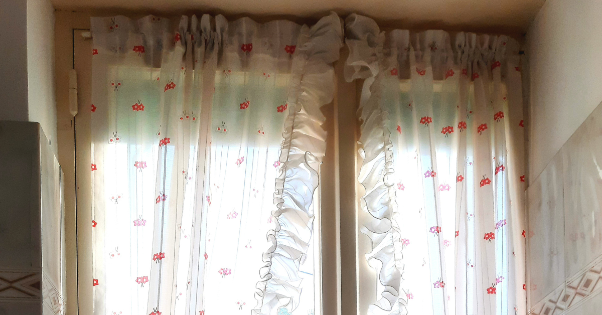 Il trucco del vapore della doccia per togliere le pieghe alle tende Il trucco del vapore della doccia per togliere le pieghe alle tende