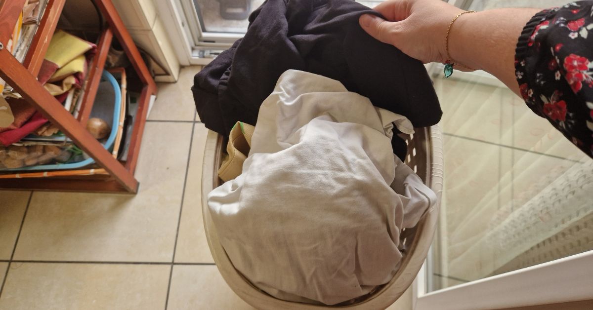 Il rimedio da mettere sul fondo del cesto dei panni per assorbire ogni puzza Il rimedio da mettere sul fondo del cesto dei panni per assorbire ogni puzza