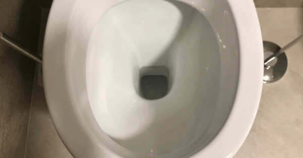 Il metodo per pulire tra il wc e il pavimento senza fatica