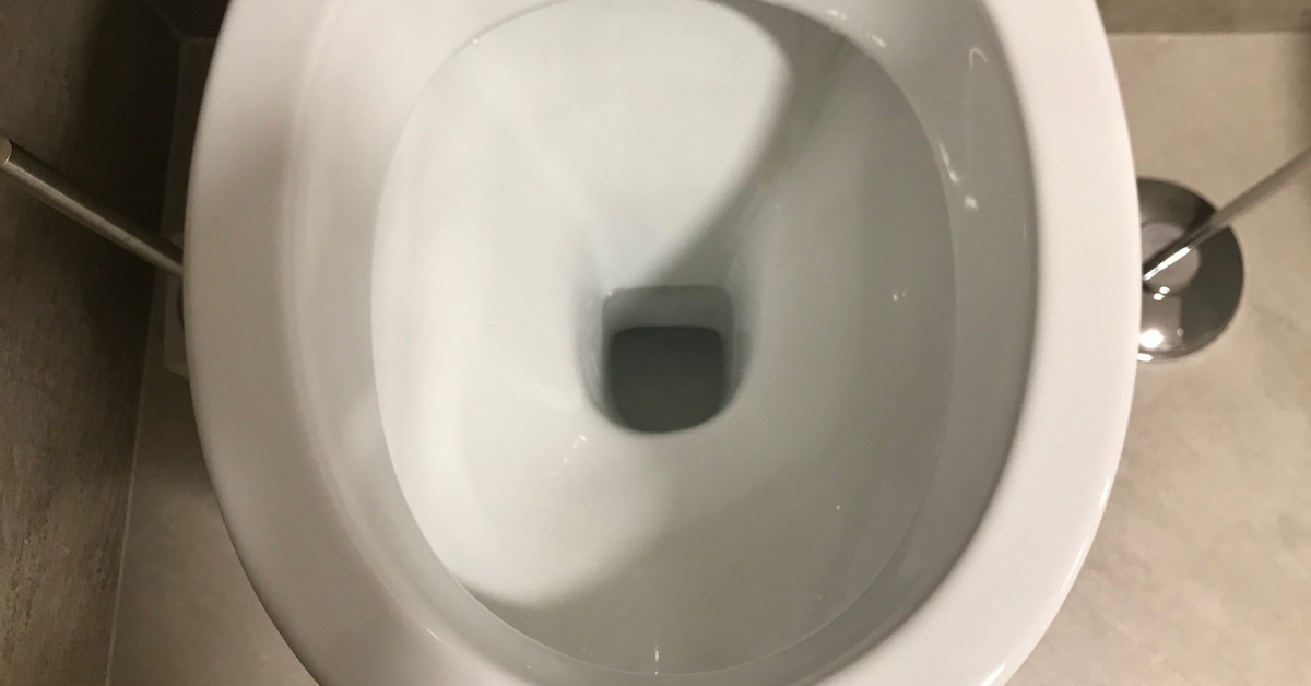 Il metodo per pulire tra il wc e il pavimento senza fatica Il metodo per pulire tra il wc e il pavimento senza fatica