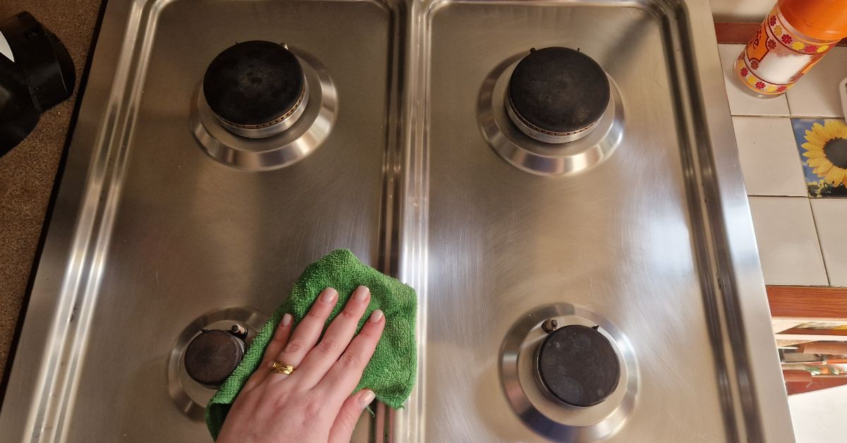 Come sgrassare acciaio e fornelli con ingredienti base Come sgrassare acciaio e fornelli con ingredienti base