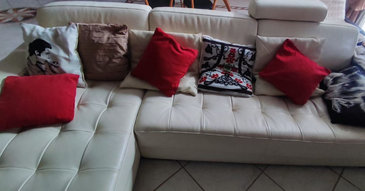 Il trucco per pulire sotto il divano senza spostarlo Il trucco per pulire sotto il divano senza spostarlo