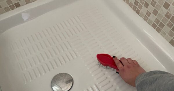 Come togliere i residui di silicone vecchio senza graffiare