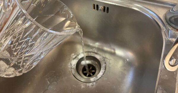 Come eliminare gli odori dal lavello della cucina