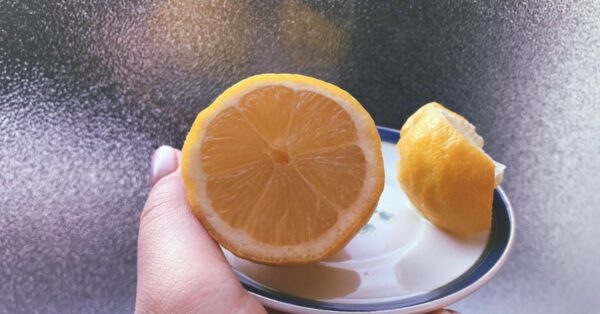  Il trucco del limone che elimina il calcare dal rubinetto in cinque minuti