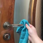 Come sgrassare le maniglie della cucina che restano sempre unte