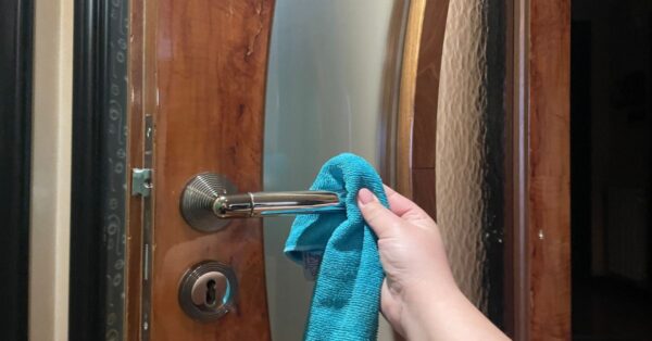 Come sgrassare le maniglie della cucina che restano sempre unte