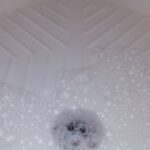 Perché il piatto doccia diventa scuro e come pulirlo a fondo