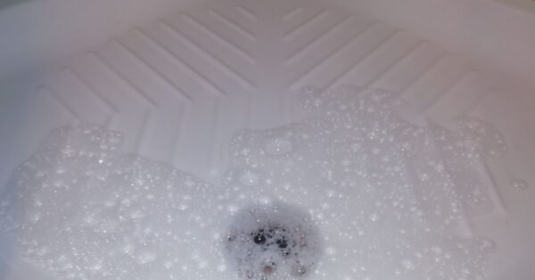 Perché il piatto doccia diventa scuro e come pulirlo a fondo