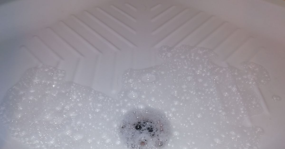 Perché il piatto doccia diventa scuro e come pulirlo a fondo Perché il piatto doccia diventa scuro e come pulirlo a fondo