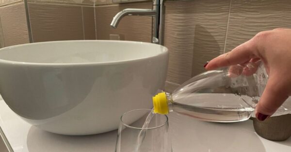 Il metodo rapido per pulire il lavandino del bagno e farlo brillare