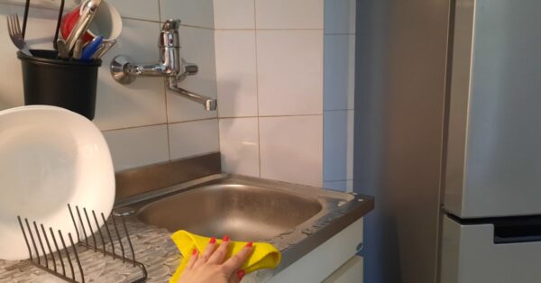 Il segreto delle nonne per sgrassare la cucina senza fatica