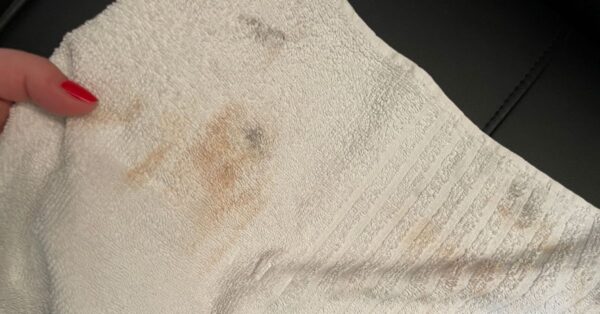 Come togliere le macchie di trucco dagli asciugamani