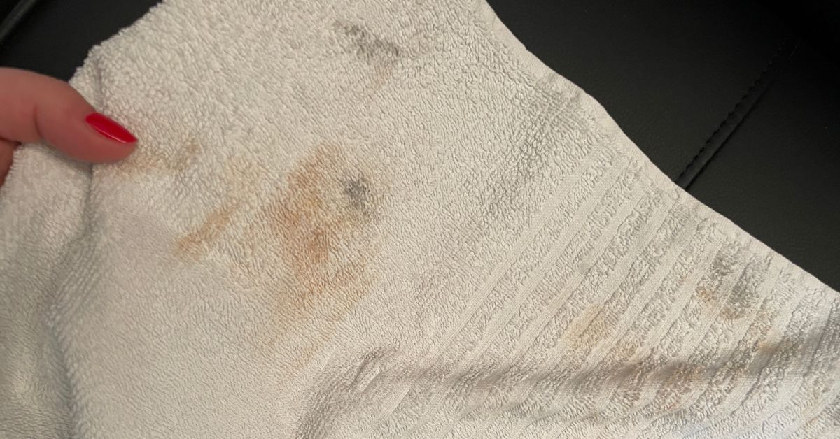 Come togliere le macchie di trucco dagli asciugamani Come togliere le macchie di trucco dagli asciugamani