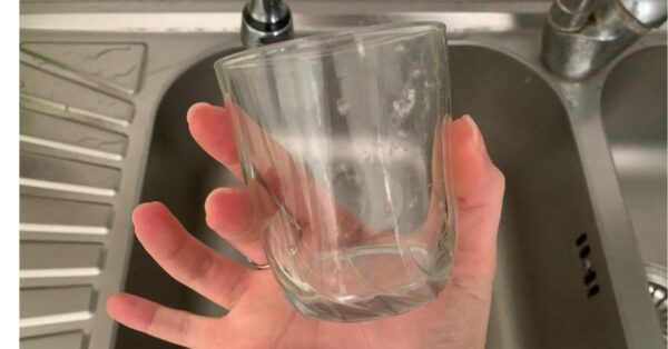 Acqua tiepida e aceto per far brillare i bicchieri senza aloni