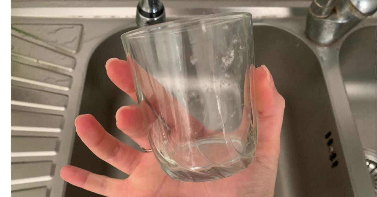 Acqua tiepida e aceto per far brillare i bicchieri senza aloni Acqua tiepida e aceto per far brillare i bicchieri senza aloni