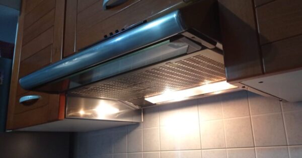 Pulizia veloce della cucina dopo aver cucinato fritti