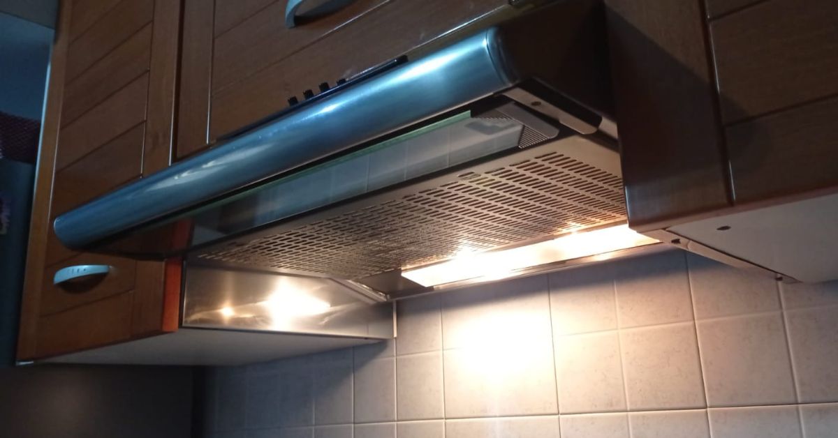 Pulizia veloce della cucina dopo aver cucinato fritti Pulizia veloce della cucina dopo aver cucinato fritti