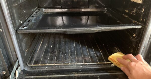 Pulire il forno incrostato con impacchi caldi e ingredienti da dispensa