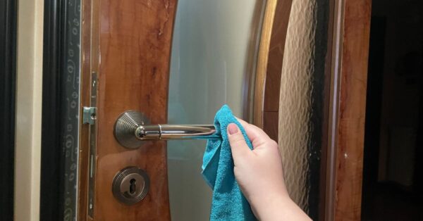 Pulire le maniglie di casa senza rovinarle