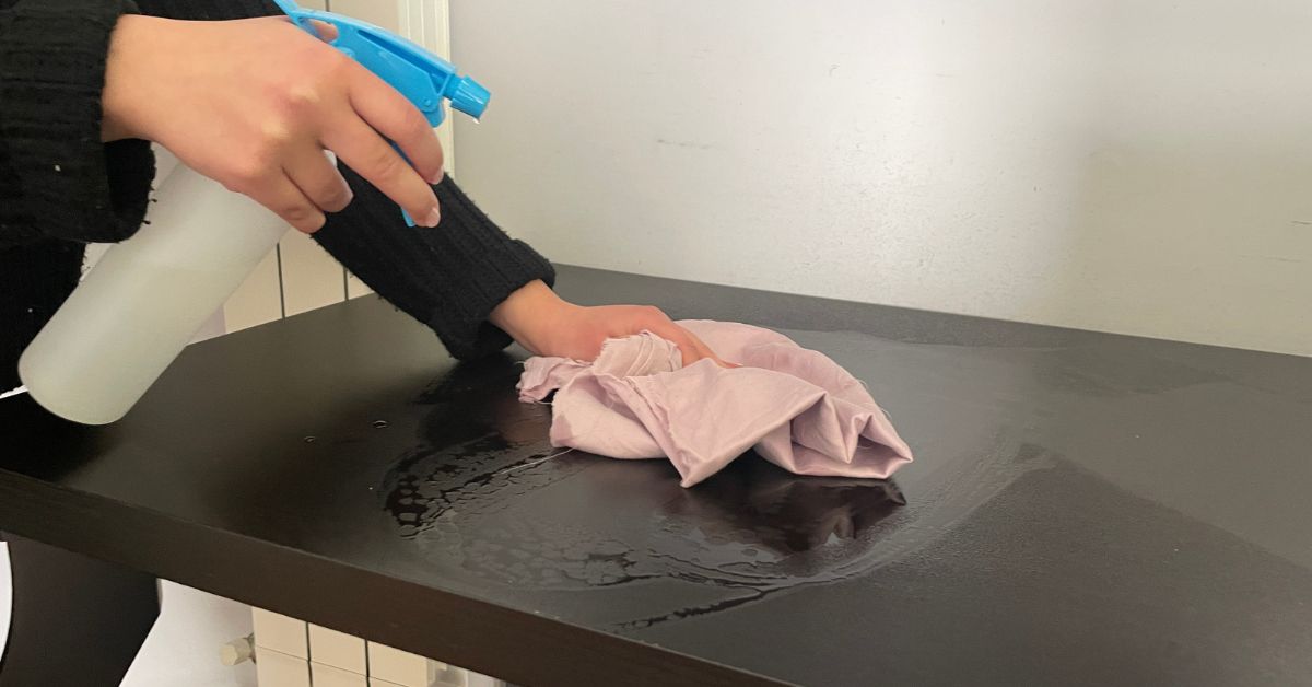 Panno in microfibra e acqua per spolverare il laccato senza graffiarlo Panno in microfibra e acqua per spolverare il laccato senza graffiarlo