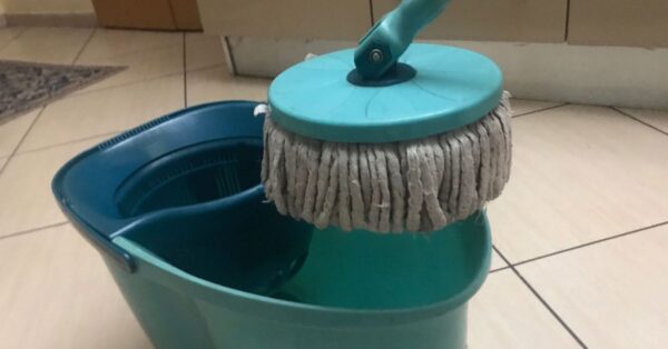 Come evitare gli aloni sui pavimenti lucidi dopo il lavaggio