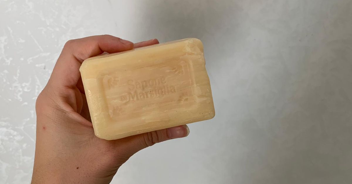 Scaglie di sapone di Marsiglia per creare uno sgrassatore multiuso Scaglie di sapone di Marsiglia per creare uno sgrassatore multiuso
