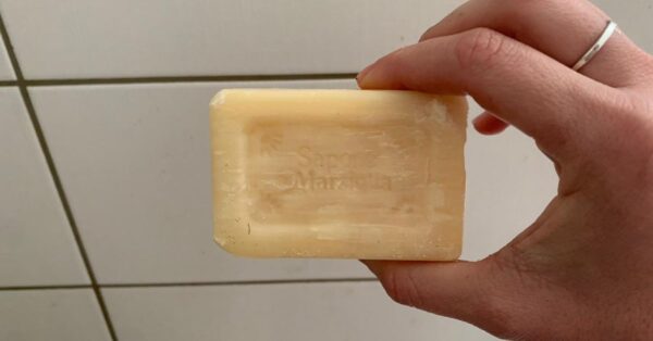 Come sgrassare i mobili della cucina con il sapone di Marsiglia