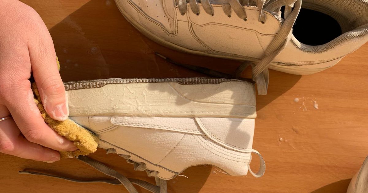 Fogli di giornale nelle scarpe bagnate per assorbire il cattivo odore Fogli di giornale nelle scarpe bagnate per assorbire il cattivo odore