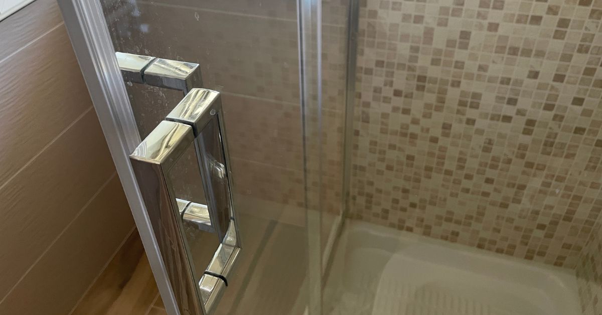 Come eliminare il calcare dalla doccia in vetro senza graffiare Come eliminare il calcare dalla doccia in vetro senza graffiare