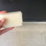Come pulire i battiscopa con il sapone di Marsiglia