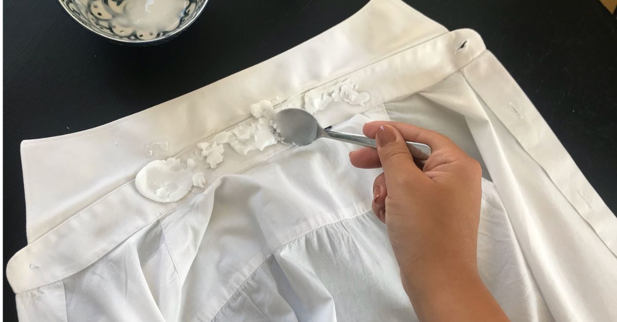 Come rimuovere le macchie di fondotinta dai colli delle camicie Come rimuovere le macchie di fondotinta dai colli delle camicie