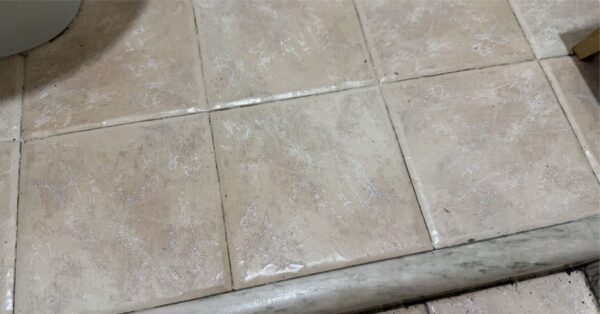 Come far tornare pulite le fughe del bagno con il bicarbonato