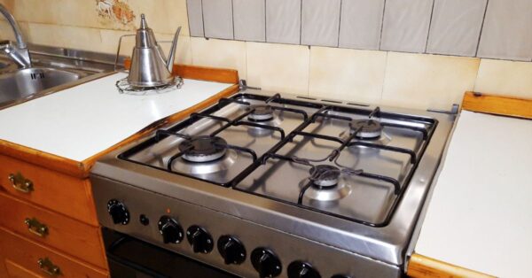 L’errore che lascia aloni sul piano della cucina