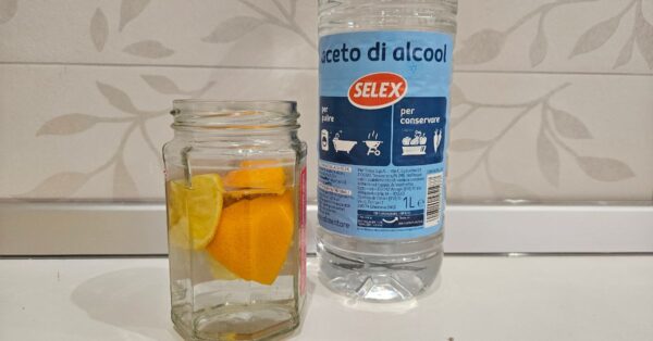 Come preparare un detergente naturale con aceto di alcol e bucce di arancia