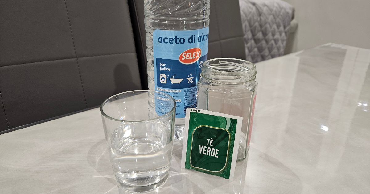 Aceto e tè verde insieme per un detergente semplice e profumato Aceto e tè verde insieme per un detergente semplice e profumato