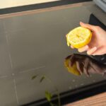 Succo di limone sul piano a induzione, il trucco per farlo brillare senza aloni
