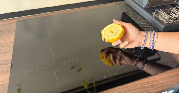 Succo di limone sul piano a induzione, il trucco per farlo brillare senza aloni