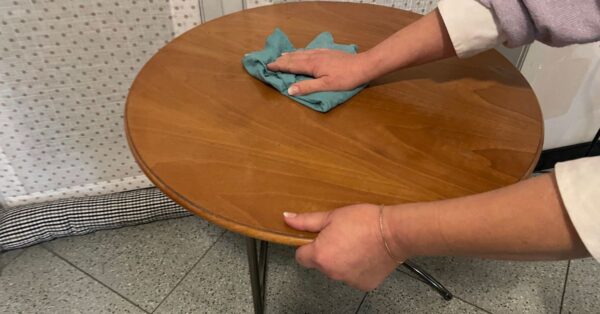 Bastano olio, limone e acqua per ridare lucentezza al legno