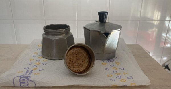 La moka piena di calcare torna come nuova con questo metodo