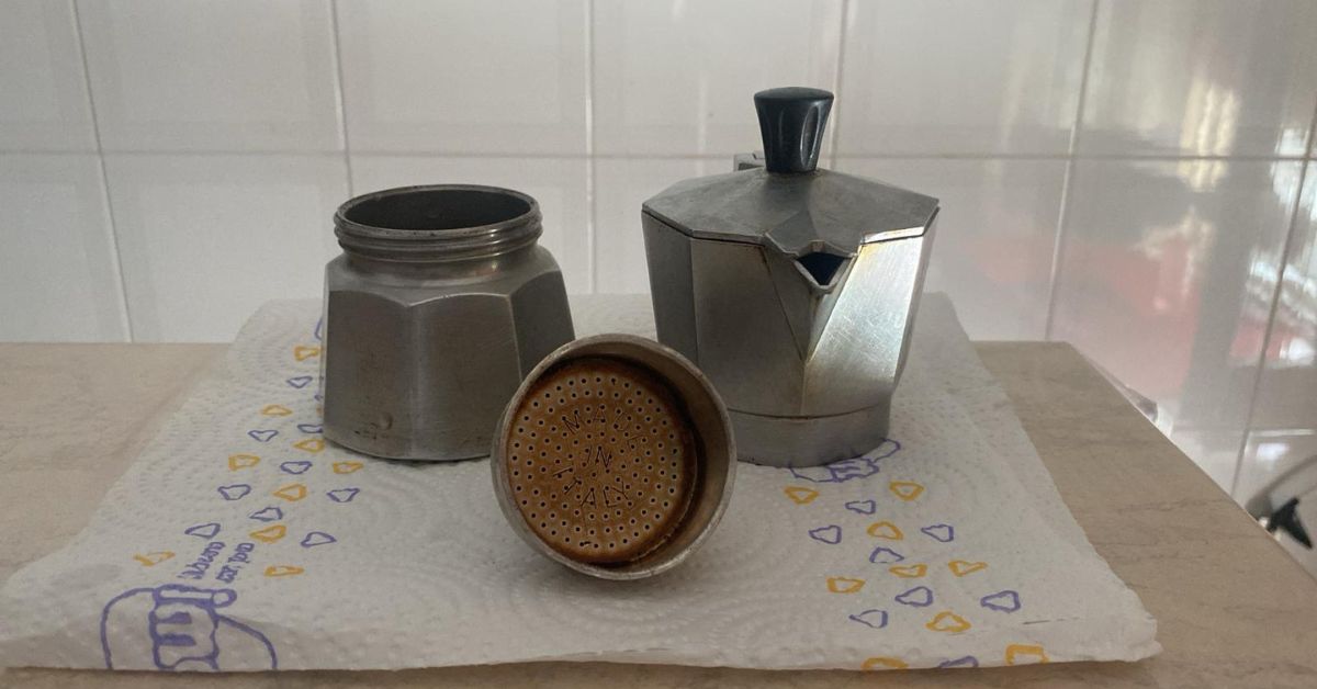 La moka piena di calcare torna come nuova con questo metodo La moka piena di calcare torna come nuova con questo metodo