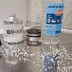 Perché usare sale grosso e aceto di alcol per pulire il piano cottura