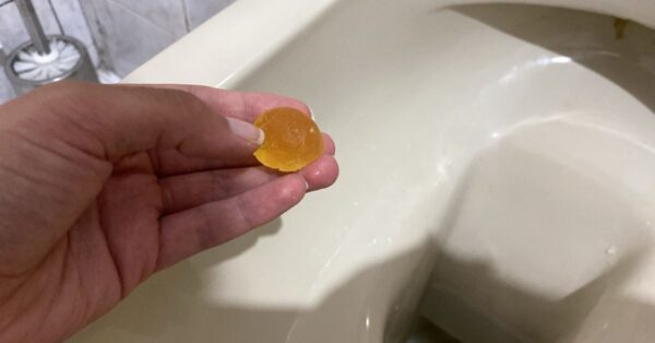 Il trucco del sapone molle nel water contro i cattivi odori