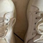 Lacci delle scarpe anneriti, l’ammollo per farli tornare bianchi